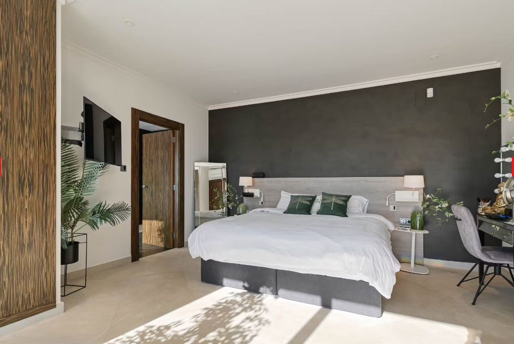 Villa de luxe à Moraira avec 5 suites privées, domotique avancée et espaces extérieurs conçus pour le style de vie méditerranéen.
