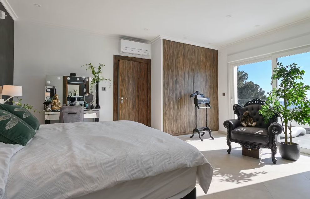 Villa de luxe à Moraira avec 5 suites privées, domotique avancée et espaces extérieurs conçus pour le style de vie méditerranéen.