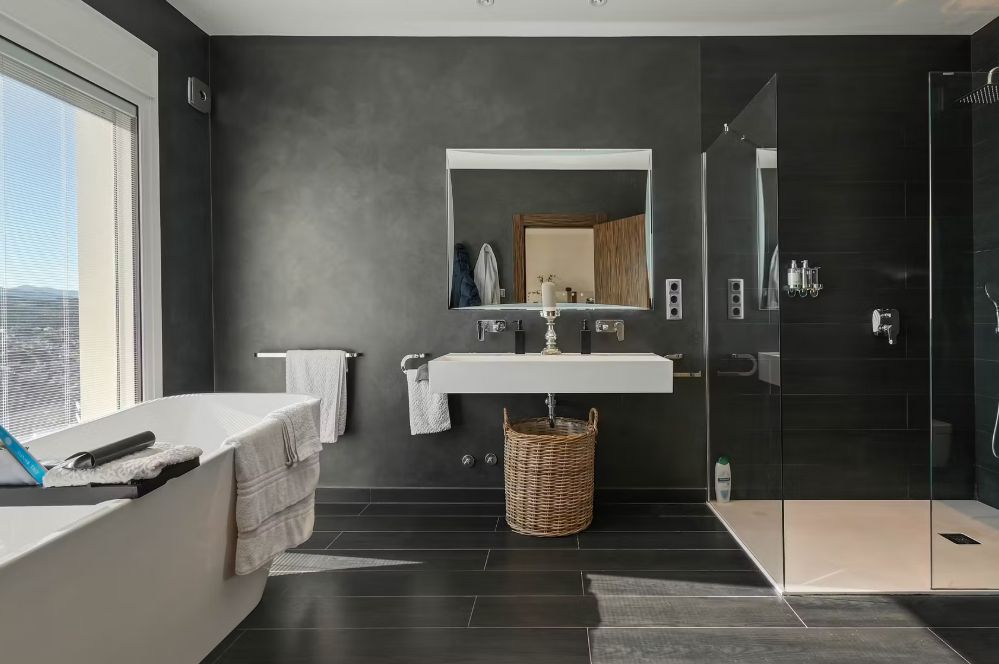 Villa de luxe à Moraira avec 5 suites privées, domotique avancée et espaces extérieurs conçus pour le style de vie méditerranéen.