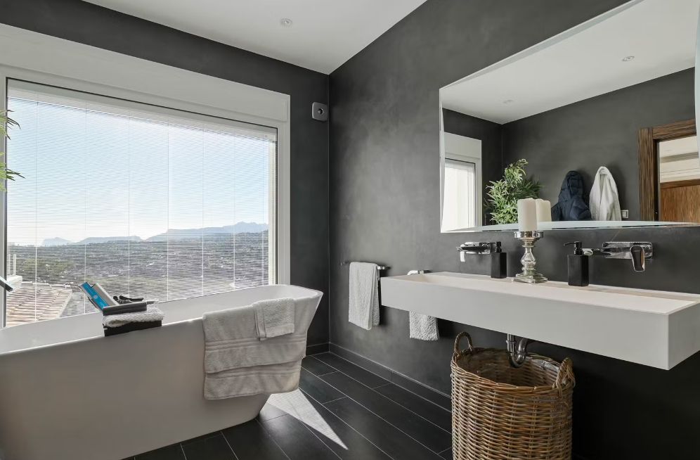 Villa de luxe à Moraira avec 5 suites privées, domotique avancée et espaces extérieurs conçus pour le style de vie méditerranéen.