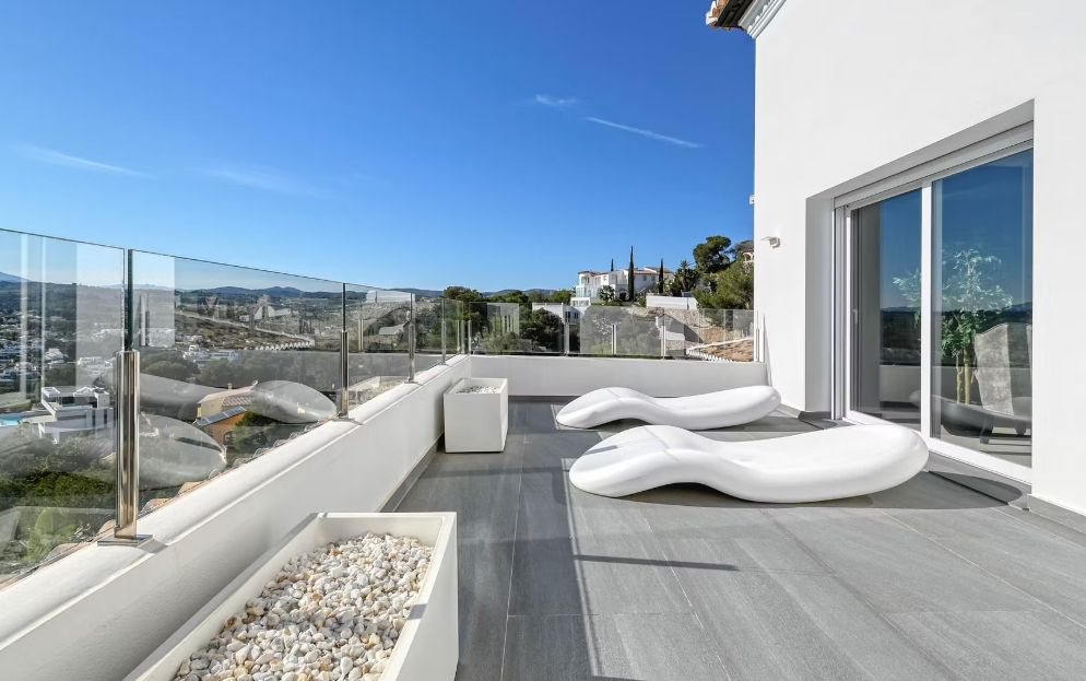 Villa de luxe à Moraira avec 5 suites privées, domotique avancée et espaces extérieurs conçus pour le style de vie méditerranéen.