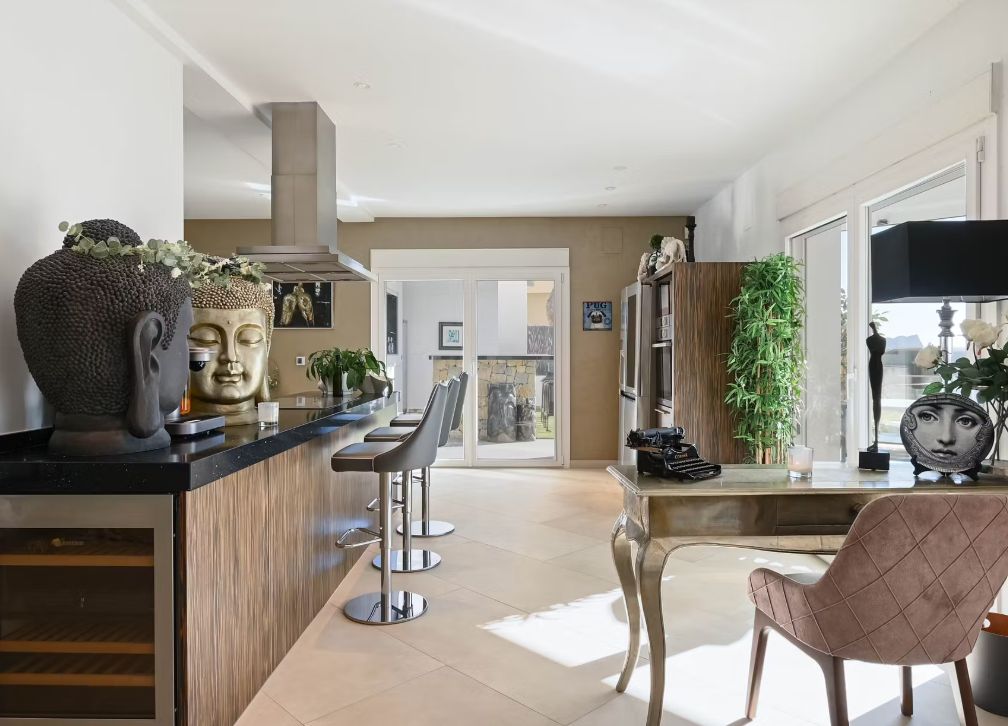 Villa de luxe à Moraira avec 5 suites privées, domotique avancée et espaces extérieurs conçus pour le style de vie méditerranéen.