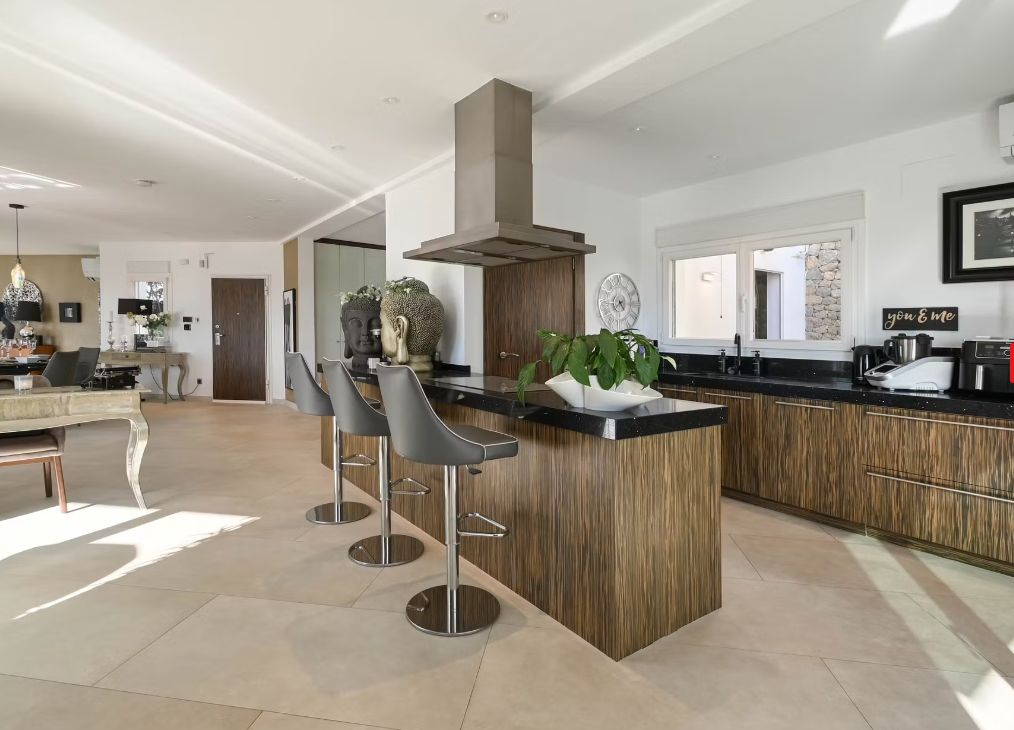 Villa de luxe à Moraira avec 5 suites privées, domotique avancée et espaces extérieurs conçus pour le style de vie méditerranéen.