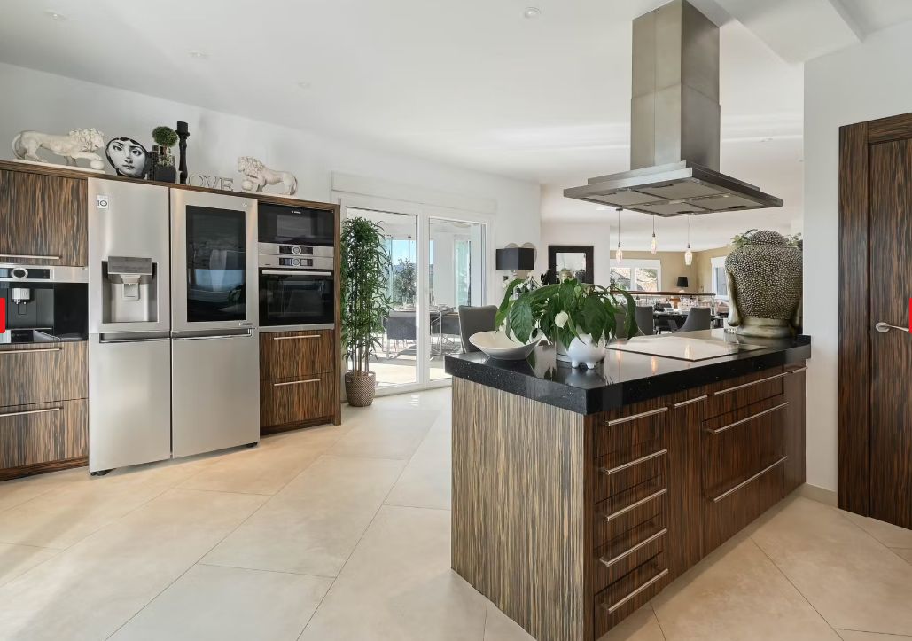 Villa de luxe à Moraira avec 5 suites privées, domotique avancée et espaces extérieurs conçus pour le style de vie méditerranéen.