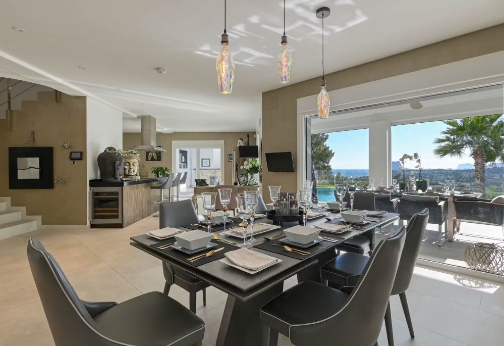 Villa de luxe à Moraira avec 5 suites privées, domotique avancée et espaces extérieurs conçus pour le style de vie méditerranéen.