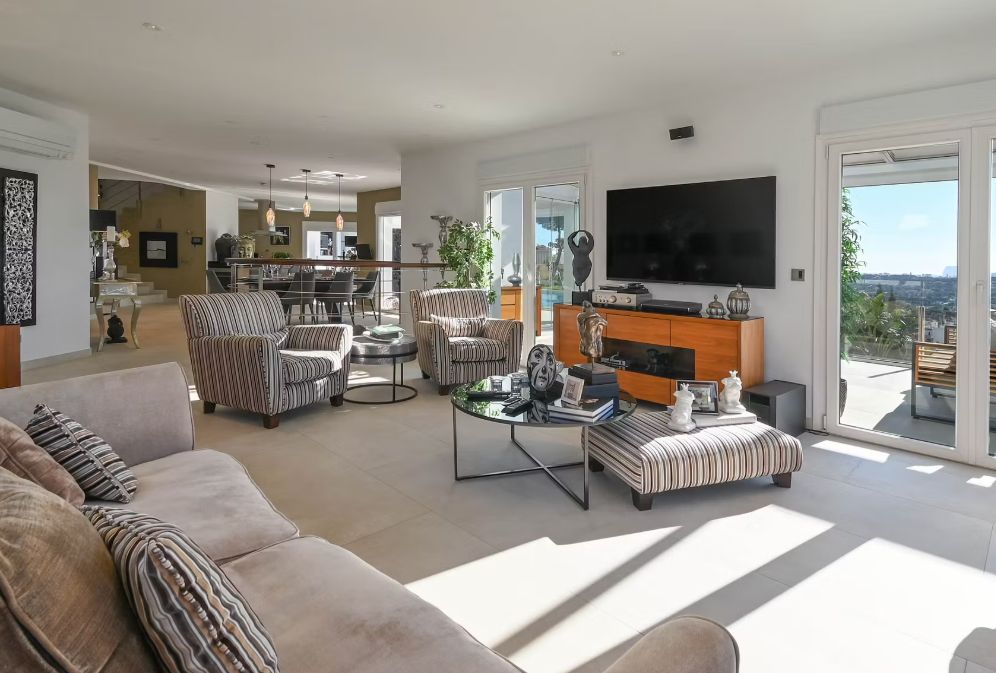 Villa de luxe à Moraira avec 5 suites privées, domotique avancée et espaces extérieurs conçus pour le style de vie méditerranéen.