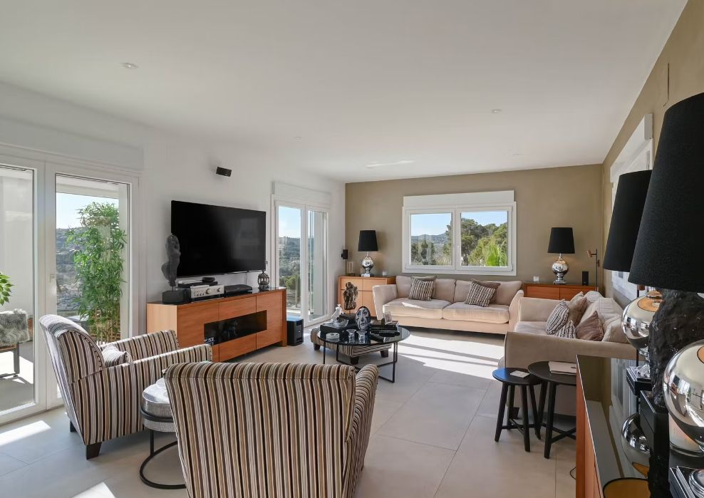 Villa de luxe à Moraira avec 5 suites privées, domotique avancée et espaces extérieurs conçus pour le style de vie méditerranéen.