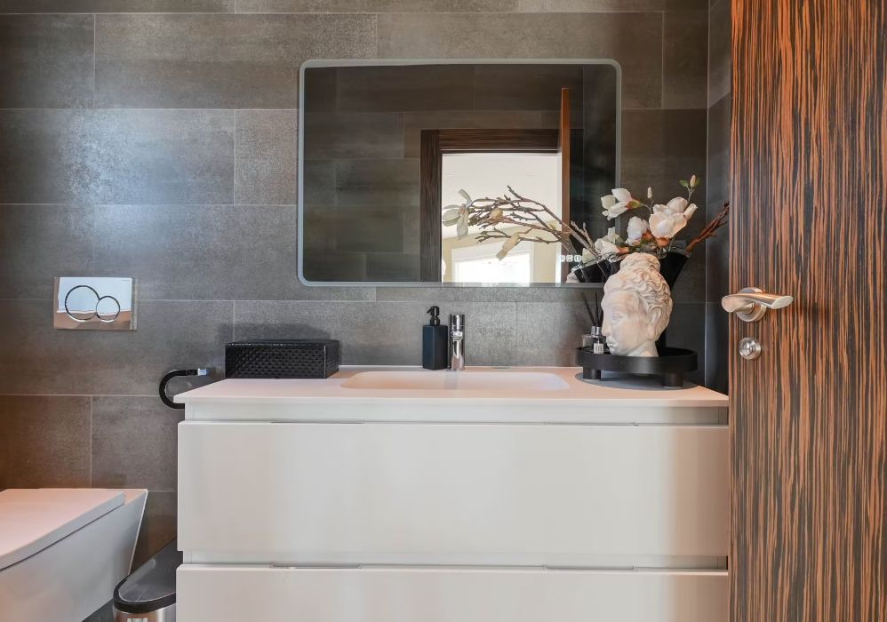 Villa de luxe à Moraira avec 5 suites privées, domotique avancée et espaces extérieurs conçus pour le style de vie méditerranéen.