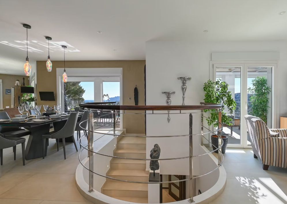 Villa de luxe à Moraira avec 5 suites privées, domotique avancée et espaces extérieurs conçus pour le style de vie méditerranéen.