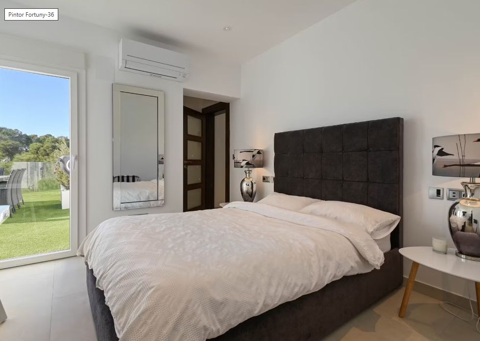 Villa de luxe à Moraira avec 5 suites privées, domotique avancée et espaces extérieurs conçus pour le style de vie méditerranéen.