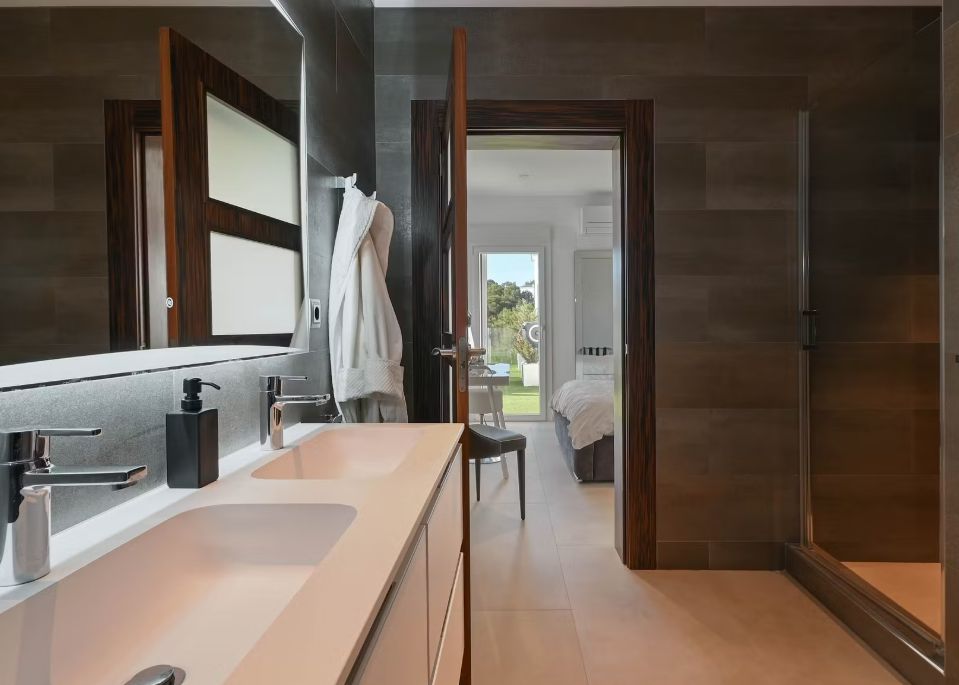 Villa de luxe à Moraira avec 5 suites privées, domotique avancée et espaces extérieurs conçus pour le style de vie méditerranéen.