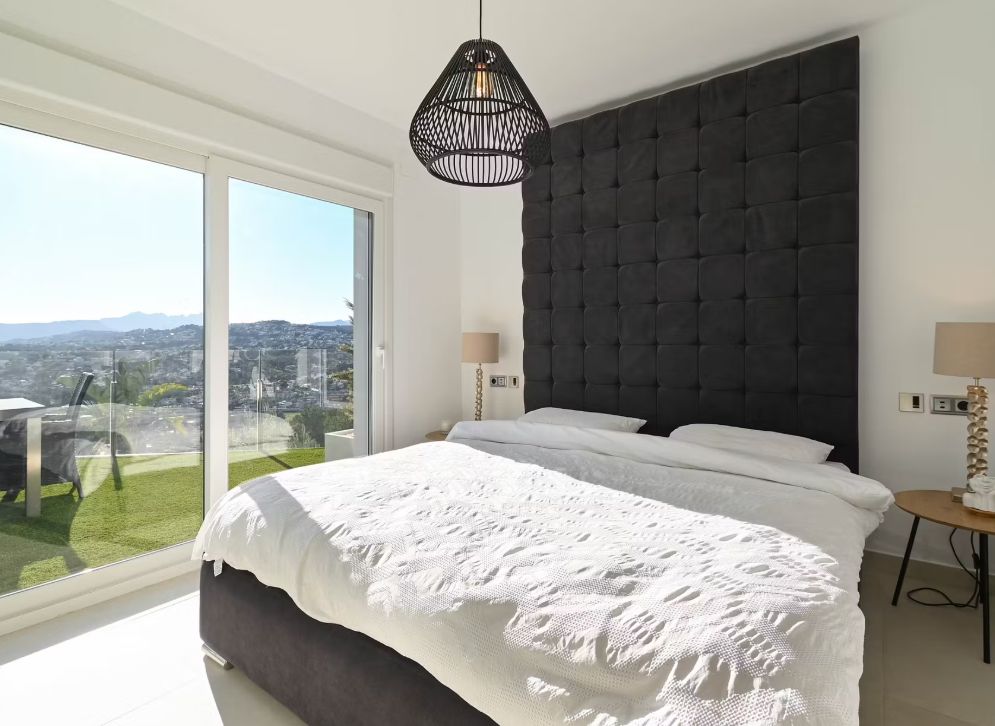 Villa de luxe à Moraira avec 5 suites privées, domotique avancée et espaces extérieurs conçus pour le style de vie méditerranéen.