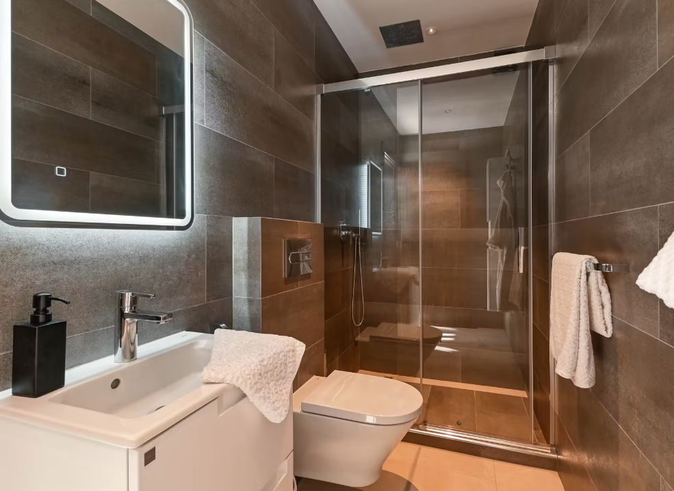 Villa de luxe à Moraira avec 5 suites privées, domotique avancée et espaces extérieurs conçus pour le style de vie méditerranéen.
