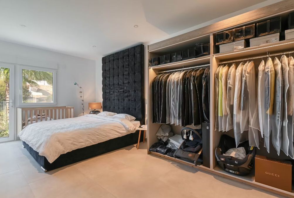 Villa de luxe à Moraira avec 5 suites privées, domotique avancée et espaces extérieurs conçus pour le style de vie méditerranéen.