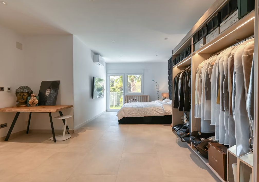 Villa de luxe à Moraira avec 5 suites privées, domotique avancée et espaces extérieurs conçus pour le style de vie méditerranéen.