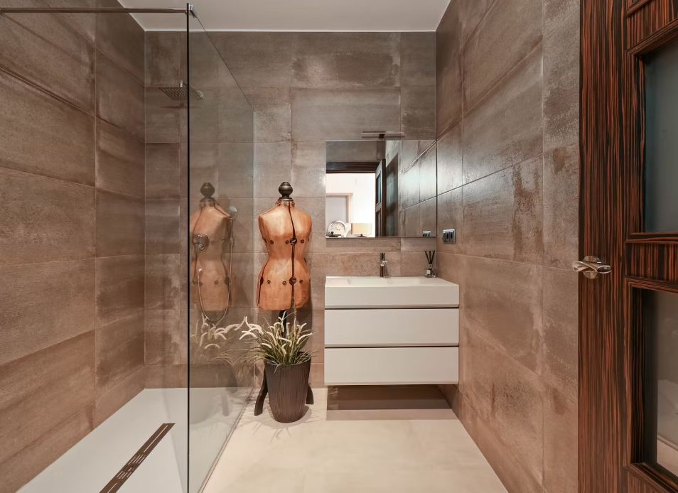 Villa de luxe à Moraira avec 5 suites privées, domotique avancée et espaces extérieurs conçus pour le style de vie méditerranéen.