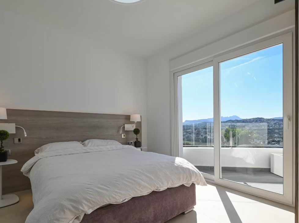 Villa de luxe à Moraira avec 5 suites privées, domotique avancée et espaces extérieurs conçus pour le style de vie méditerranéen.