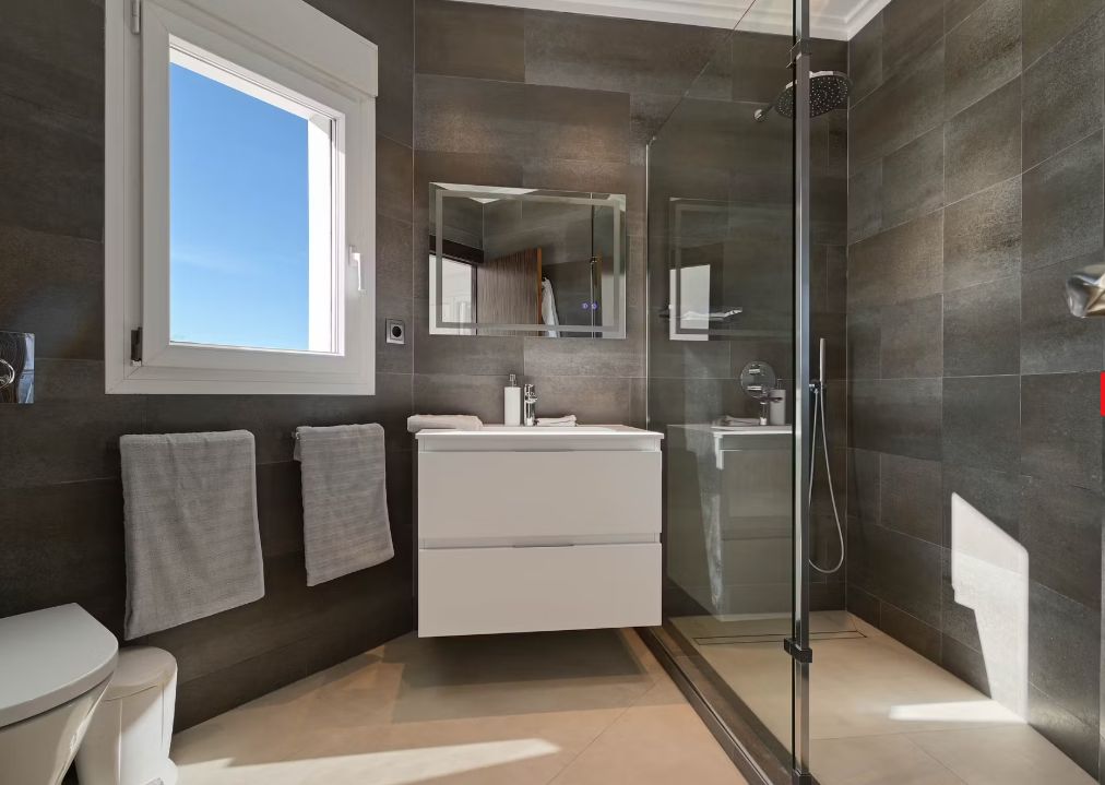 Villa de luxe à Moraira avec 5 suites privées, domotique avancée et espaces extérieurs conçus pour le style de vie méditerranéen.