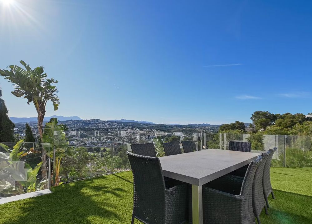 Villa de luxe à Moraira avec 5 suites privées, domotique avancée et espaces extérieurs conçus pour le style de vie méditerranéen.