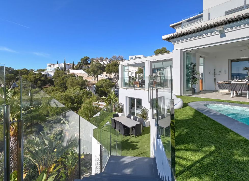 Villa de luxe à Moraira avec 5 suites privées, domotique avancée et espaces extérieurs conçus pour le style de vie méditerranéen.
