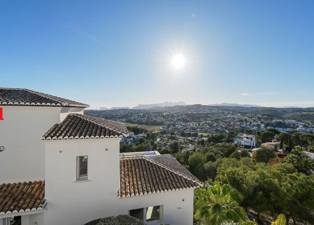 Villa de luxe à Moraira avec 5 suites privées, domotique avancée et espaces extérieurs conçus pour le style de vie méditerranéen.