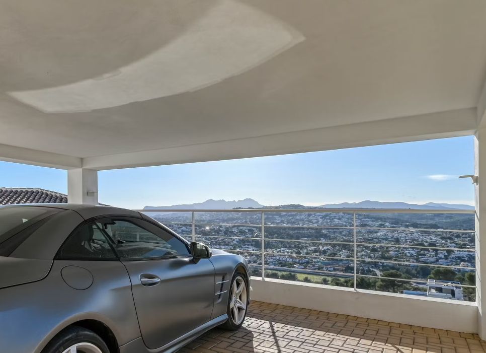 Villa de luxe à Moraira avec 5 suites privées, domotique avancée et espaces extérieurs conçus pour le style de vie méditerranéen.
