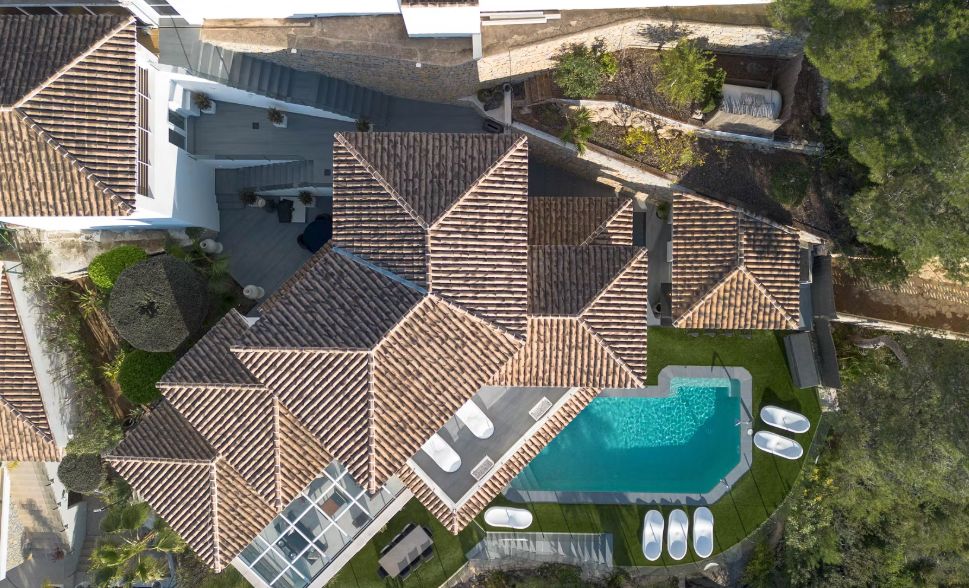 Villa de luxe à Moraira avec 5 suites privées, domotique avancée et espaces extérieurs conçus pour le style de vie méditerranéen.