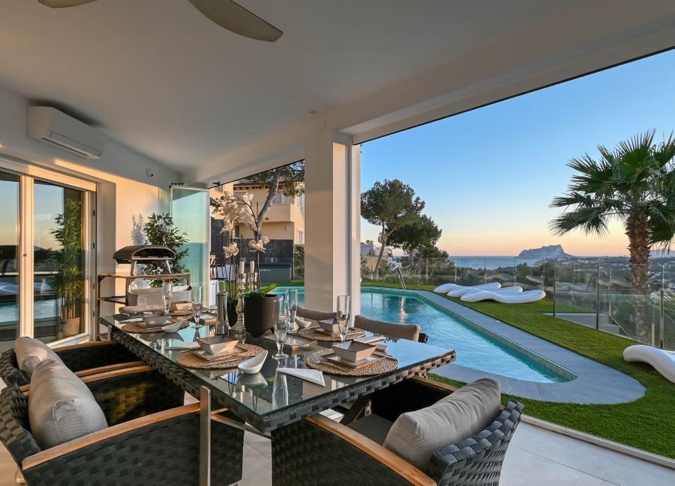 Villa de luxe à Moraira avec 5 suites privées, domotique avancée et espaces extérieurs conçus pour le style de vie méditerranéen.