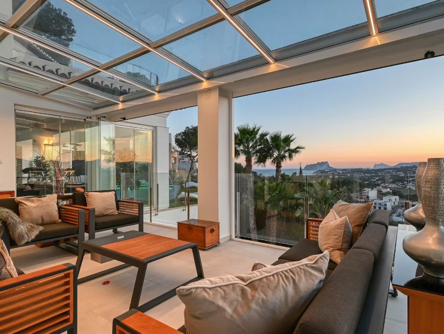 Villa de luxe à Moraira avec 5 suites privées, domotique avancée et espaces extérieurs conçus pour le style de vie méditerranéen.