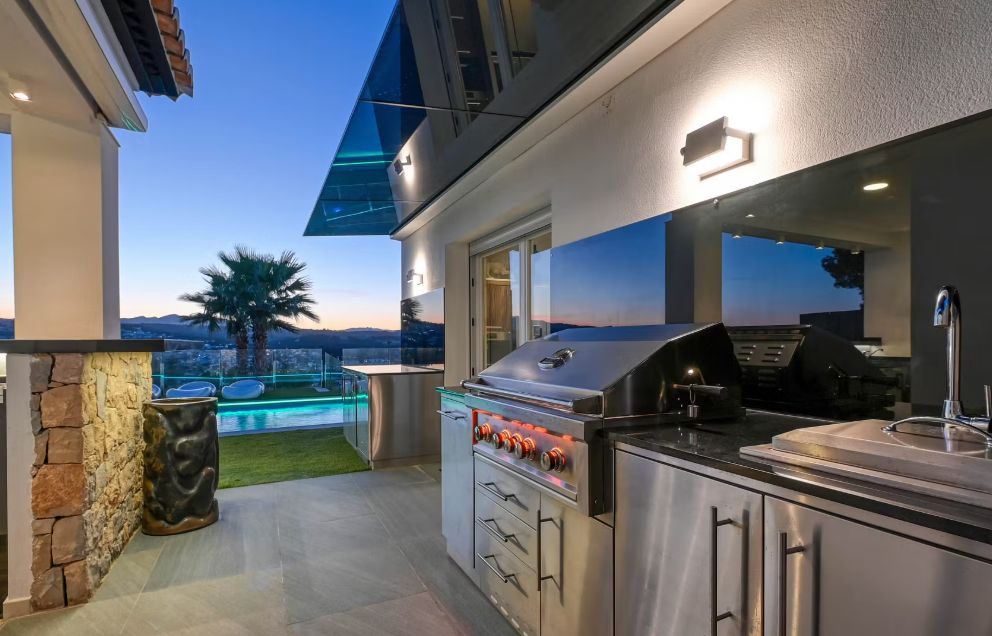 Villa de luxe à Moraira avec 5 suites privées, domotique avancée et espaces extérieurs conçus pour le style de vie méditerranéen.