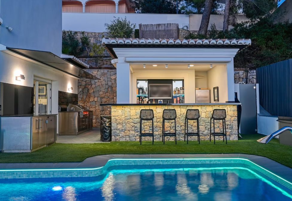 Villa de luxe à Moraira avec 5 suites privées, domotique avancée et espaces extérieurs conçus pour le style de vie méditerranéen.