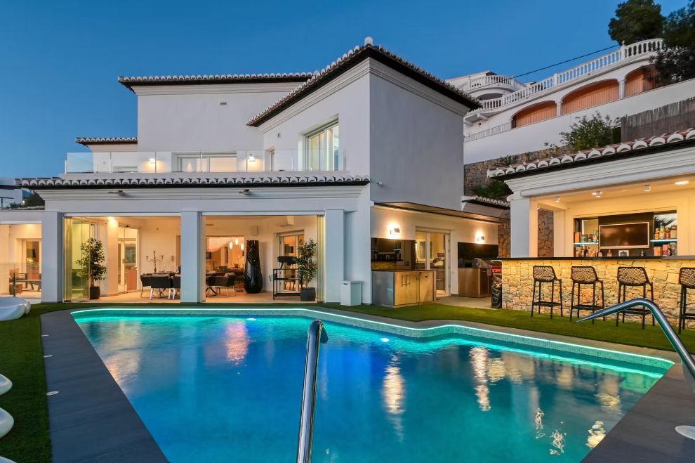Villa de luxe à Moraira avec 5 suites privées, domotique avancée et espaces extérieurs conçus pour le style de vie méditerranéen.
