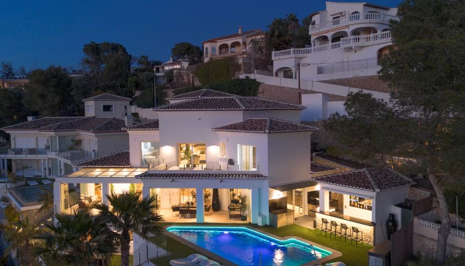 Villa de luxe à Moraira avec 5 suites privées, domotique avancée et espaces extérieurs conçus pour le style de vie méditerranéen.