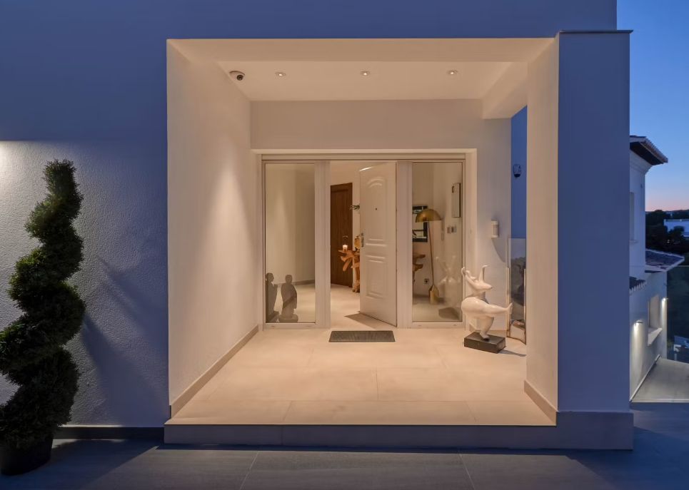 Villa de luxe à Moraira avec 5 suites privées, domotique avancée et espaces extérieurs conçus pour le style de vie méditerranéen.