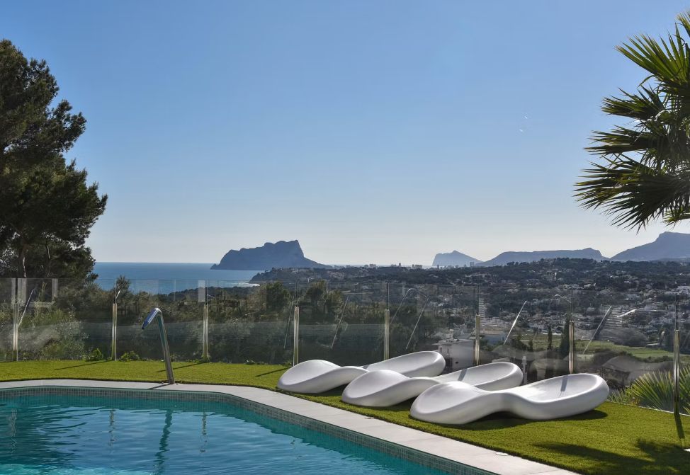 Villa de luxe à Moraira avec 5 suites privées, domotique avancée et espaces extérieurs conçus pour le style de vie méditerranéen.