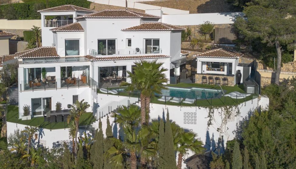 Villa de luxe à Moraira avec 5 suites privées, domotique avancée et espaces extérieurs conçus pour le style de vie méditerranéen.