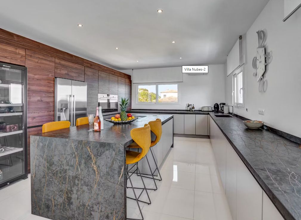 Villa contemporaine à Jávea avec vue panoramique sur la mer, spa privé et design exclusif.