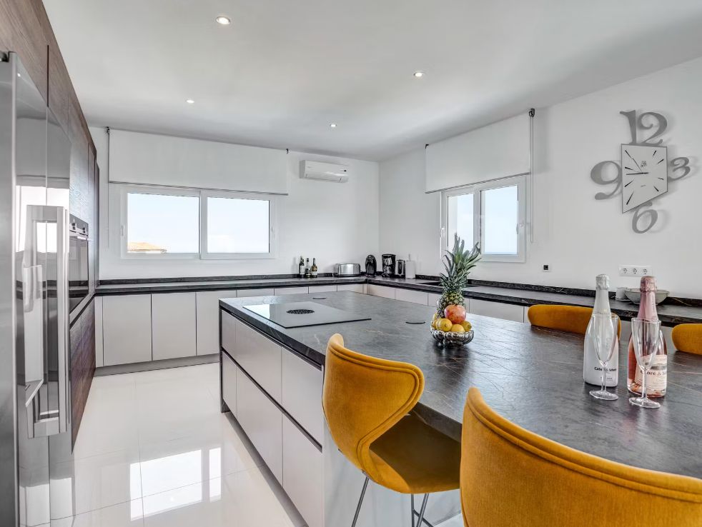 Villa contemporaine à Jávea avec vue panoramique sur la mer, spa privé et design exclusif.