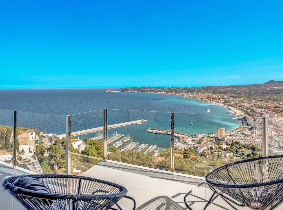 Villa contemporaine à Jávea avec vue panoramique sur la mer, spa privé et design exclusif.