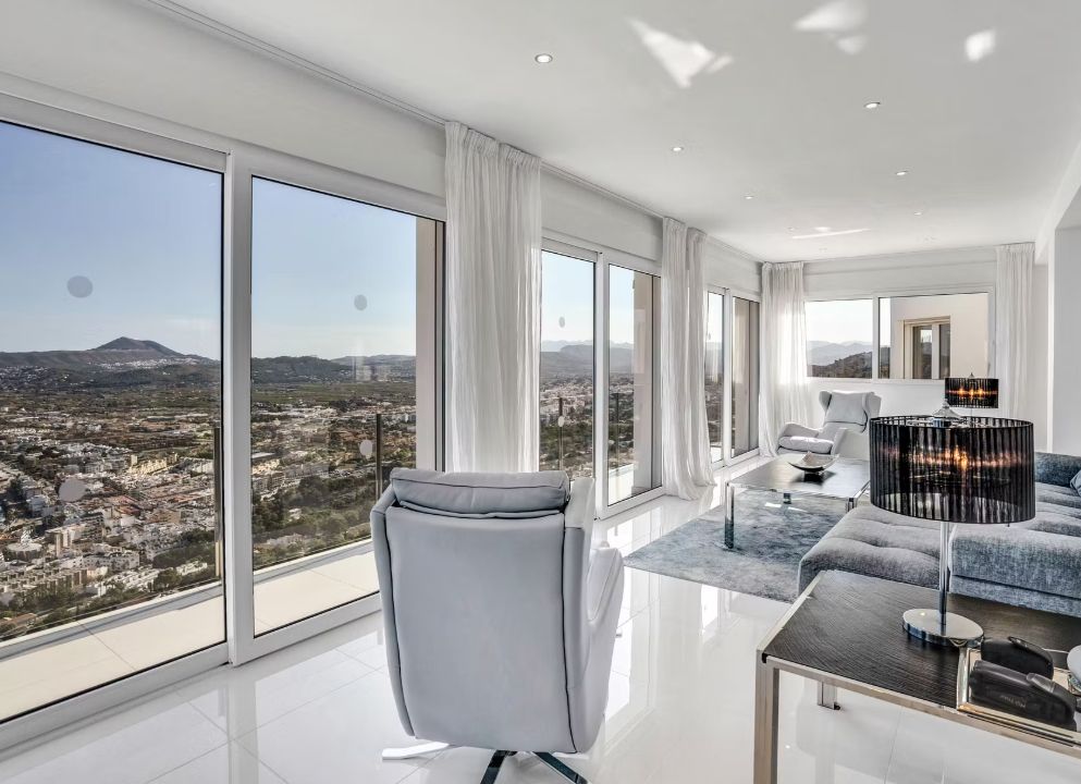 Villa contemporaine à Jávea avec vue panoramique sur la mer, spa privé et design exclusif.