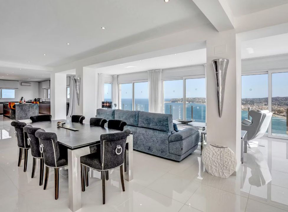 Villa contemporaine à Jávea avec vue panoramique sur la mer, spa privé et design exclusif.