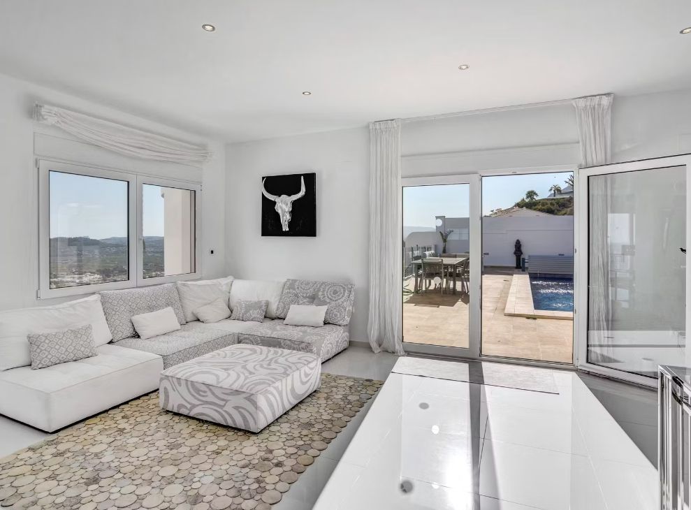 Villa contemporaine à Jávea avec vue panoramique sur la mer, spa privé et design exclusif.