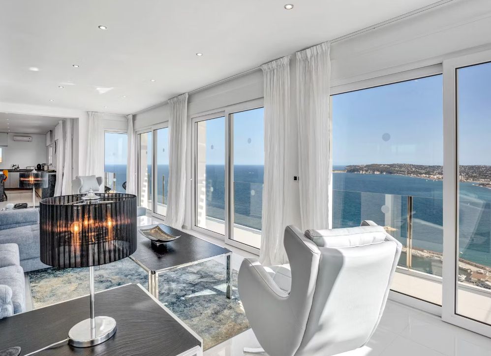 Villa contemporaine à Jávea avec vue panoramique sur la mer, spa privé et design exclusif.