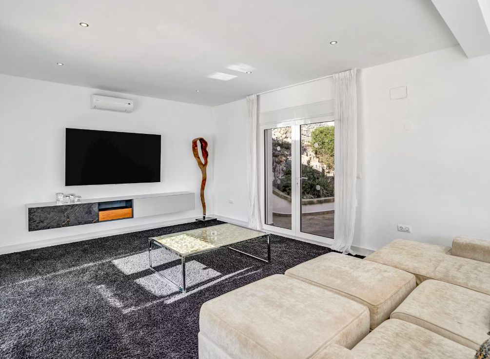 Villa contemporaine à Jávea avec vue panoramique sur la mer, spa privé et design exclusif.
