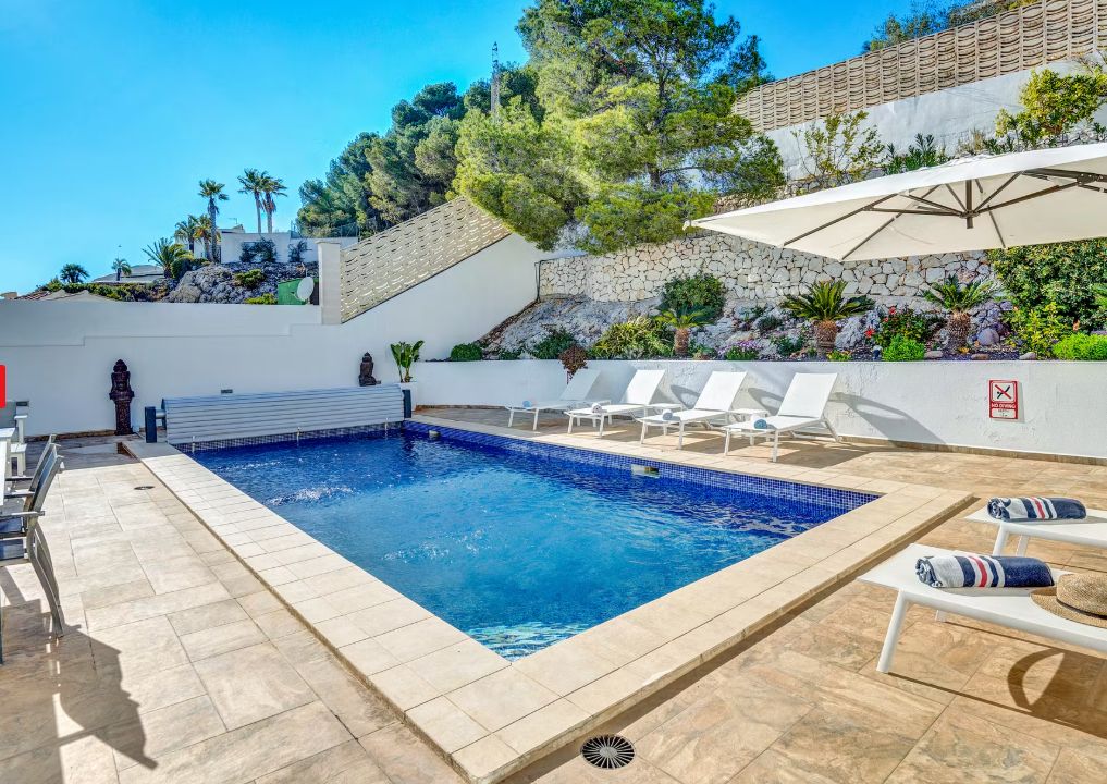 Villa contemporaine à Jávea avec vue panoramique sur la mer, spa privé et design exclusif.