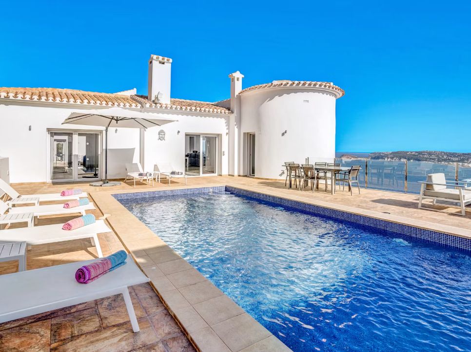 Villa contemporaine à Jávea avec vue panoramique sur la mer, spa privé et design exclusif.