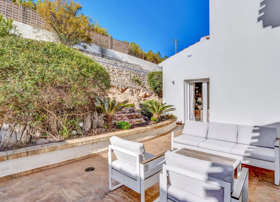 Villa contemporaine à Jávea avec vue panoramique sur la mer, spa privé et design exclusif.