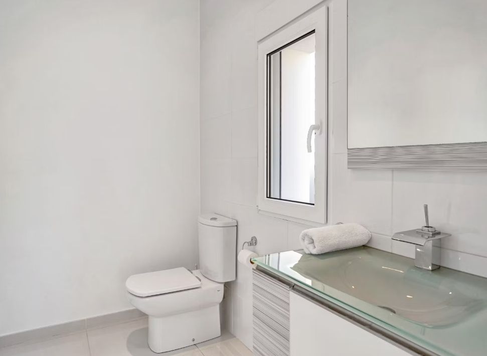 Villa contemporaine à Jávea avec vue panoramique sur la mer, spa privé et design exclusif.