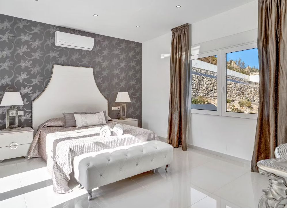 Villa contemporaine à Jávea avec vue panoramique sur la mer, spa privé et design exclusif.