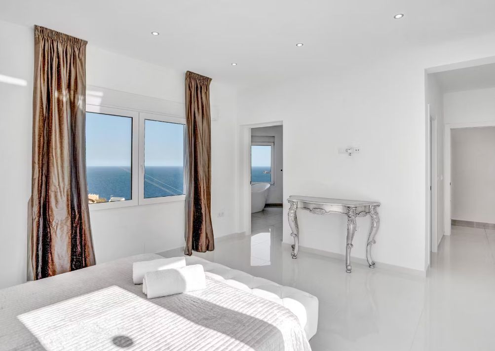 Villa contemporaine à Jávea avec vue panoramique sur la mer, spa privé et design exclusif.